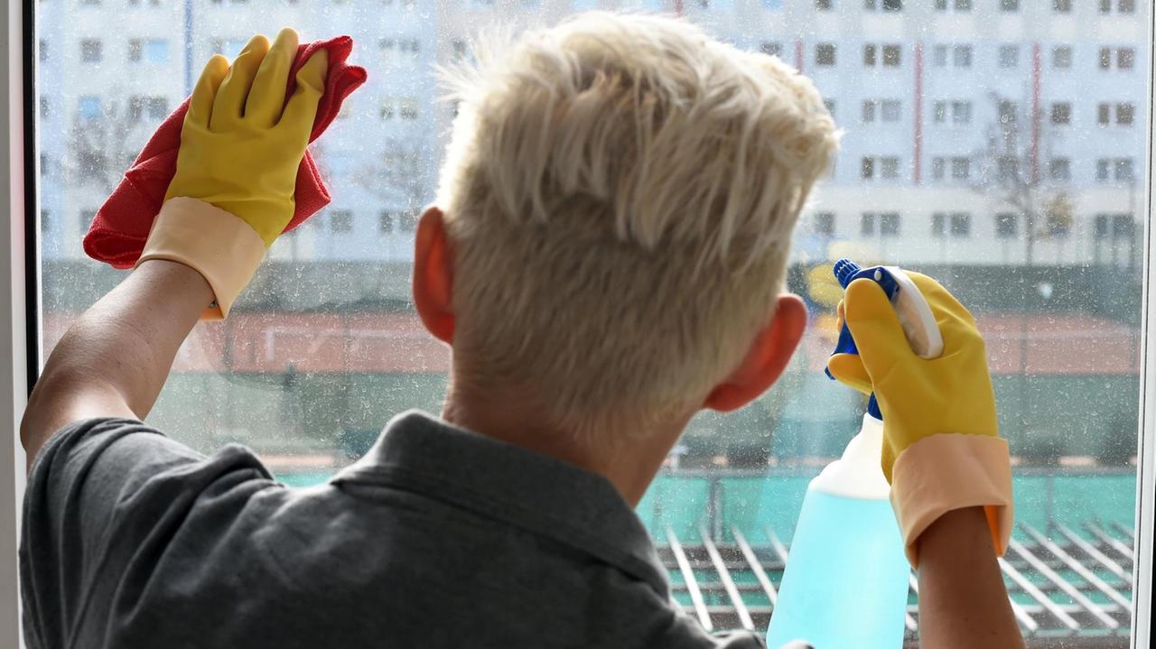 Eine Reinigungskraft vom Online-Reinigungsdienst Homejoy putzt am 04.11.2014 in einer Wohnung in Berlin. Eine Reinigungskraft vom Online-Reinigungsdienst Homejoy putzt am 04.11.2014 in einer Wohnung in Berlin.