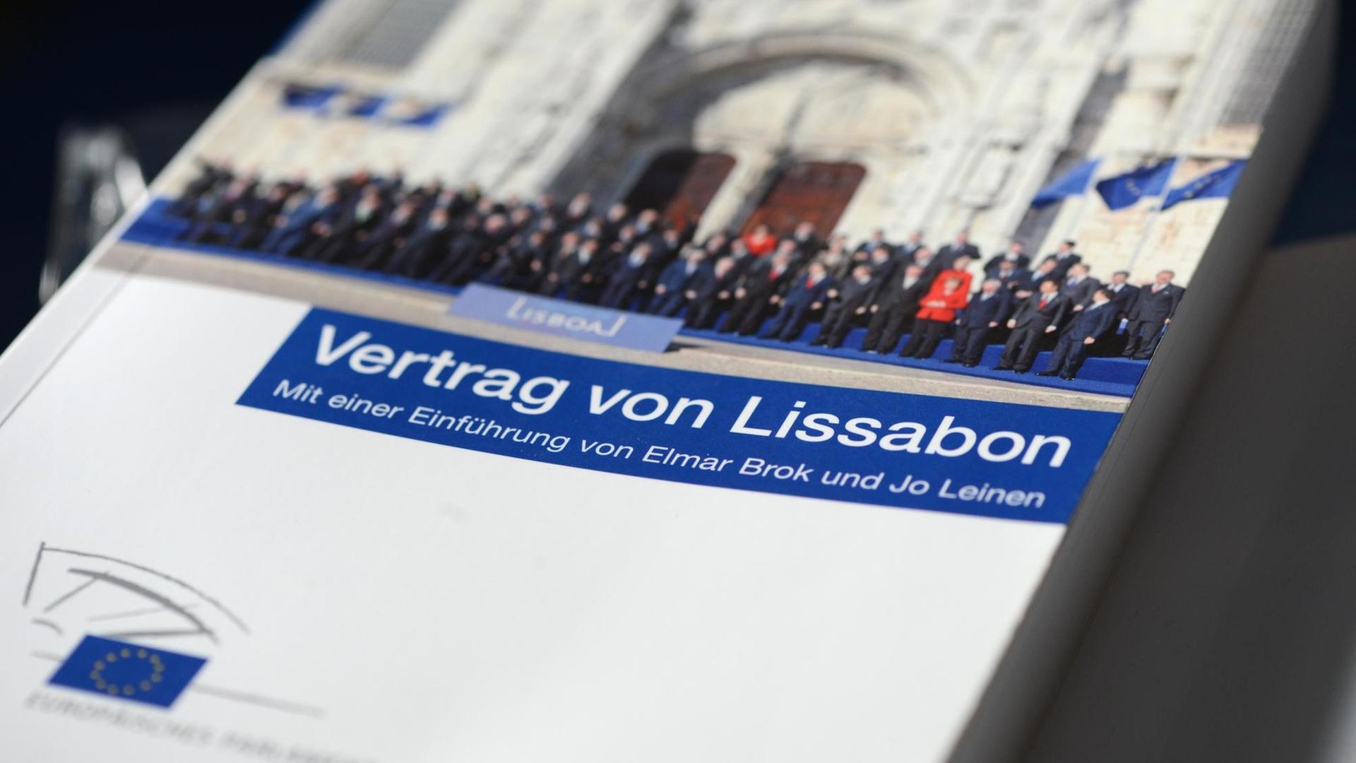 Der Vertrag von Lissabon, ein völkerrechtlicher Vertrag zwischen den 27 Mitgliedsstaaten der Europäischen Union, liegt am 20.02.2013 im Europäischen Informationszentrum in Berlin. Der Vertrag von Lissabon, ein völkerrechtlicher Vertrag zwischen den 27 Mitgliedsstaaten der Europäischen Union, liegt am 20.02.2013 im Europäischen Informationszentrum in Berlin.