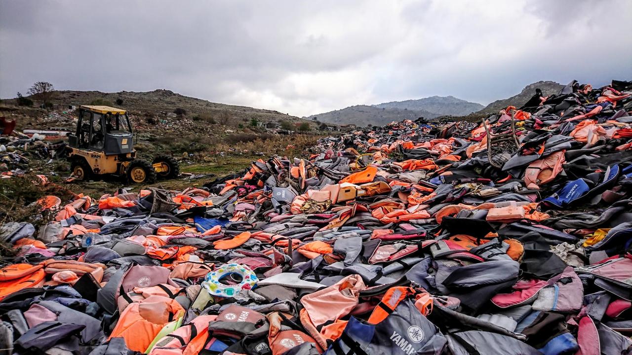 Tausende Schwimmwesten lagern auf einer Müllkippe auf der griechischen Insel Lesbos. Tausende Schwimmwesten lagern auf einer Müllkippe auf der griechischen Insel Lesbos.