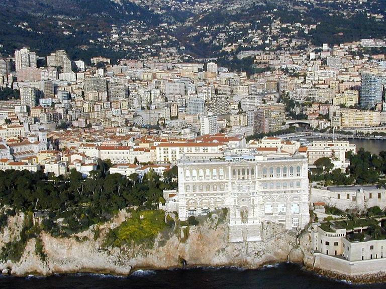 Ansicht aus der Vogelperspektive auf den Staat Monaco.