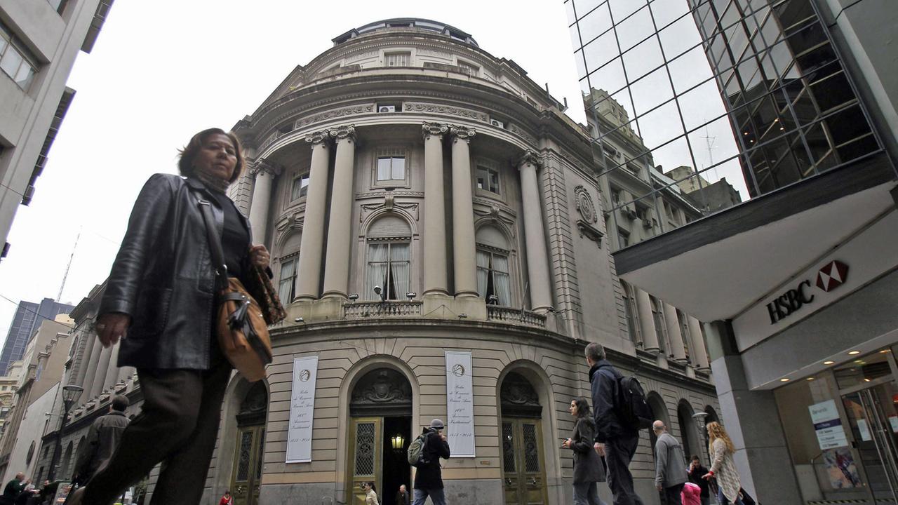 Passanten laufen am 1.8.2014 am Gebäude der Börse in der Innenstadt der argentinischen Hauptstadt Buenos Aires vorbei.