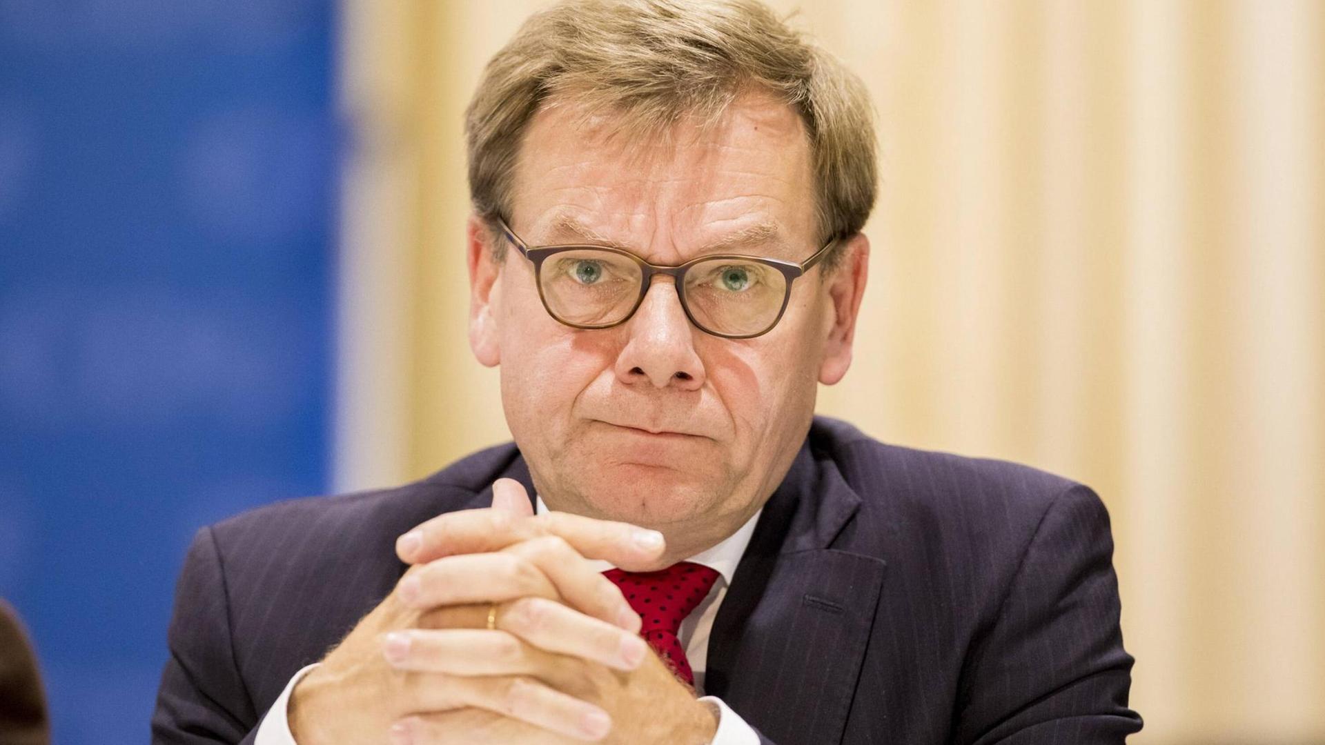 Der CDU-Außenpolitiker Dr. Johann Wadepuhl in einer Porträtaufnahme Der CDU-Außenpolitiker Dr. Johann Wadepuhl in einer Porträtaufnahme