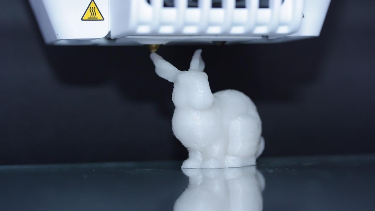 Ein 3D-Drucker druckt einen Kunststoffhasen. Im Kunststoff sind DNA-Moleküle enthalten, in denen die Druckanleitung kodiert ist. Ein 3D-Drucker druckt einen Kunststoffhasen. Im Kunststoff sind DNA-Moleküle enthalten, in denen die Druckanleitung kodiert ist.