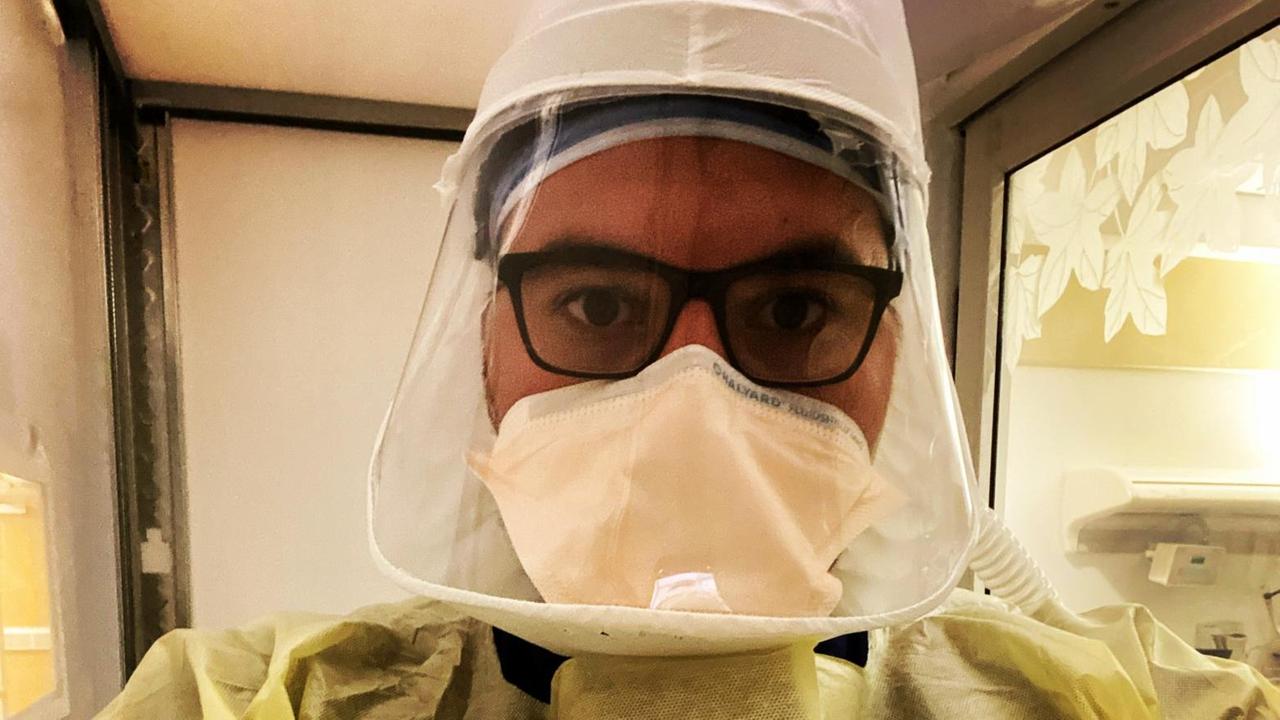 Ein junger Mann mit Ganzkörperkunststoffbedeckung, Maske, Visier und Kopfbedeckung inclusive. Ein junger Mann mit Ganzkörperkunststoffbedeckung, Maske, Visier und Kopfbedeckung inclusive.
