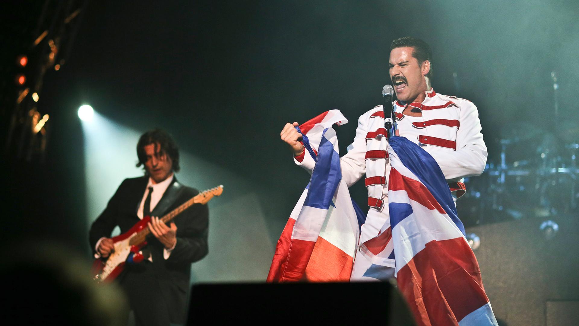 Das Freddie-Mercury-Double Lee Garcia auf der Bühne im Estrel in Berlin-Neukölln Das Freddie-Mercury-Double Lee Garcia auf der Bühne im Estrel in Berlin-Neukölln