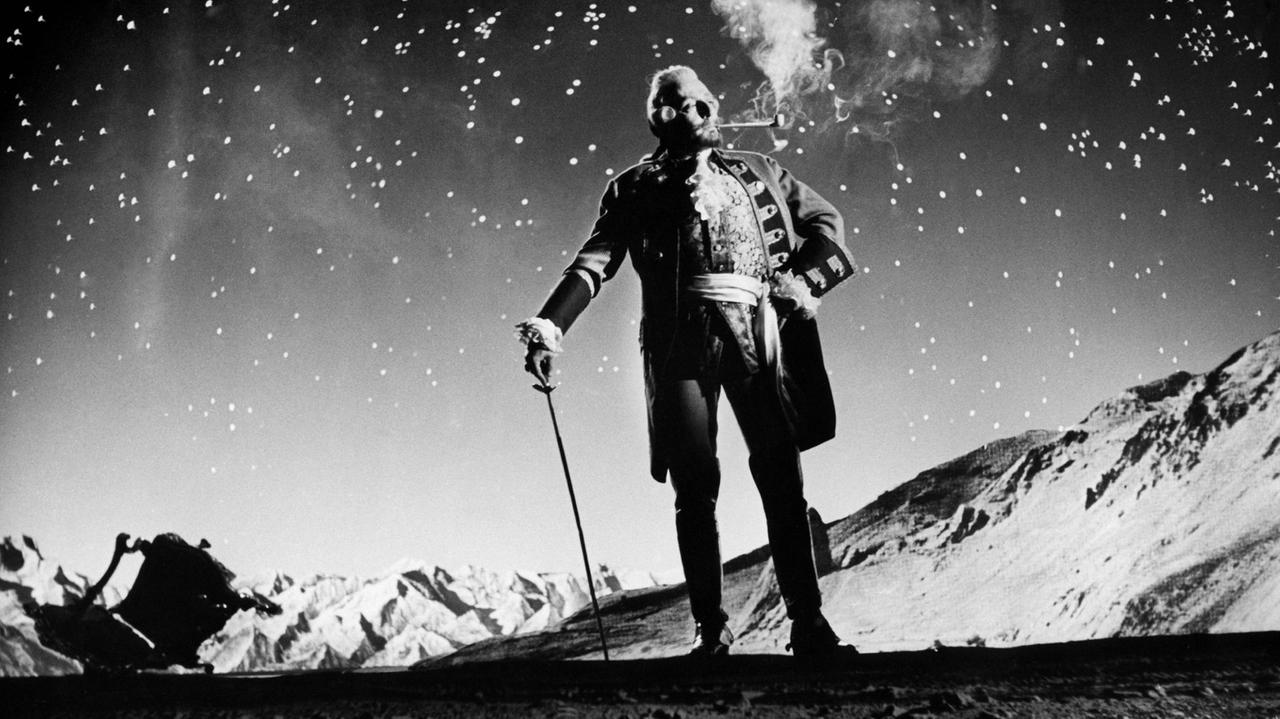 Hauptdarsteller Milos Kopecky als Lügenbaron "Münchhausen", in einer Szene des gleichnamigen Films, auf dem Mond eine Zigarette rauchend.