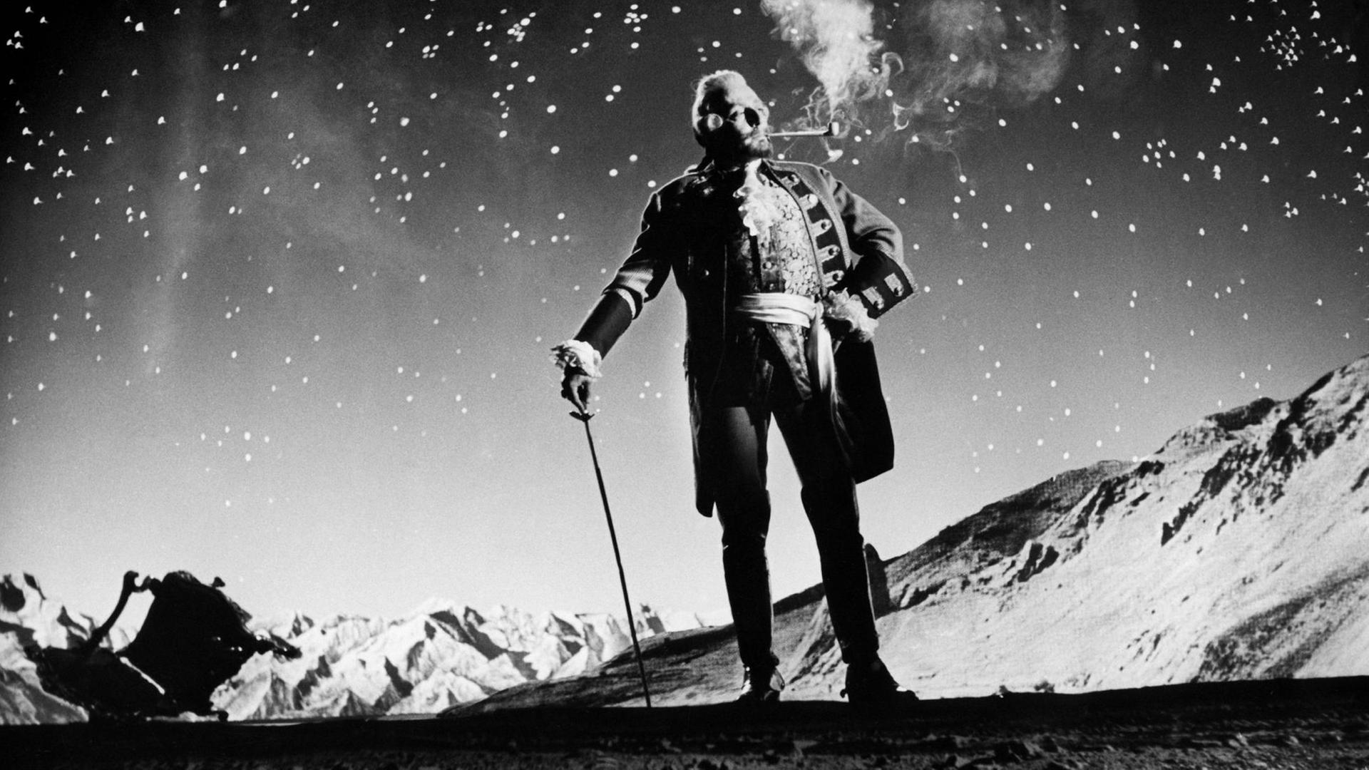Hauptdarsteller Milos Kopecky als Lügenbaron "Münchhausen", in einer Szene des gleichnamigen Films, auf dem Mond eine Zigarette rauchend.