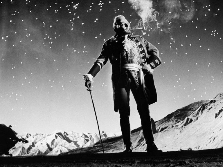 Hauptdarsteller Milos Kopecky als Lügenbaron "Münchhausen", in einer Szene des gleichnamigen Films, auf dem Mond eine Zigarette rauchend.