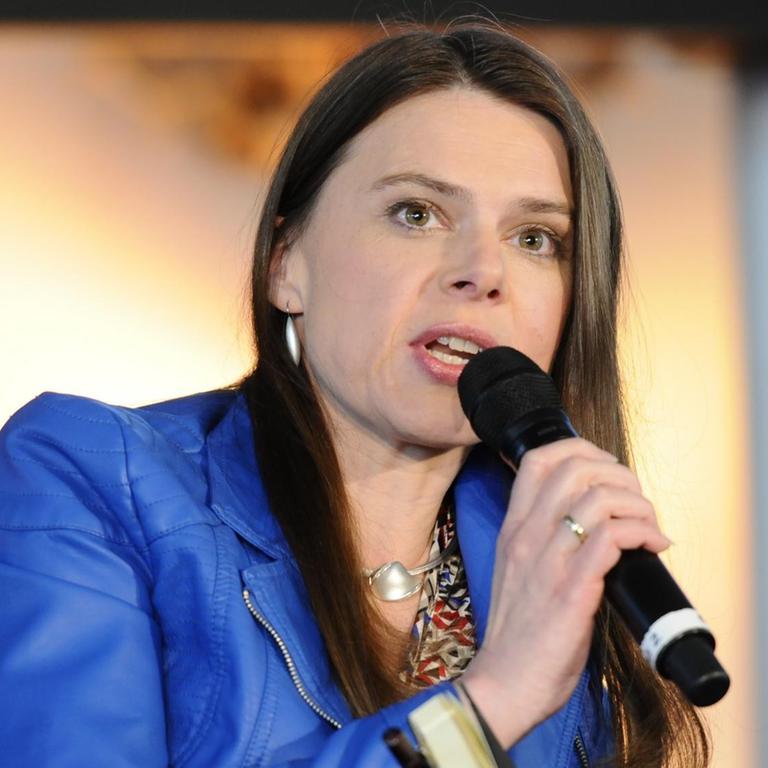 Christiane Florin, Redaktionsleiterin "Christ & Welt", spricht im Juni 2013 in Köln auf dem 25. Medienforum NRW