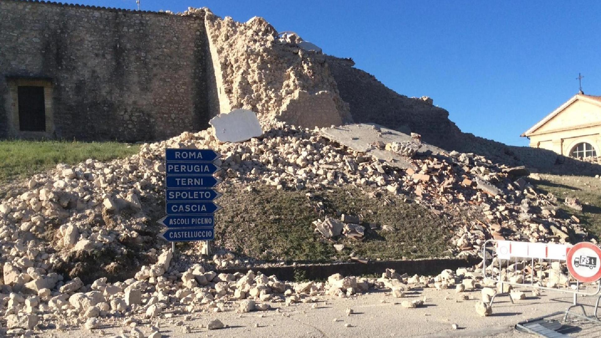 Trümmer einer eingestürzten Steinmauer nach dem Erdbeben in Norcia bei Perugia in Mittelitalien Trümmer einer eingestürzten Steinmauer nach dem Erdbeben in Norcia bei Perugia in Mittelitalien