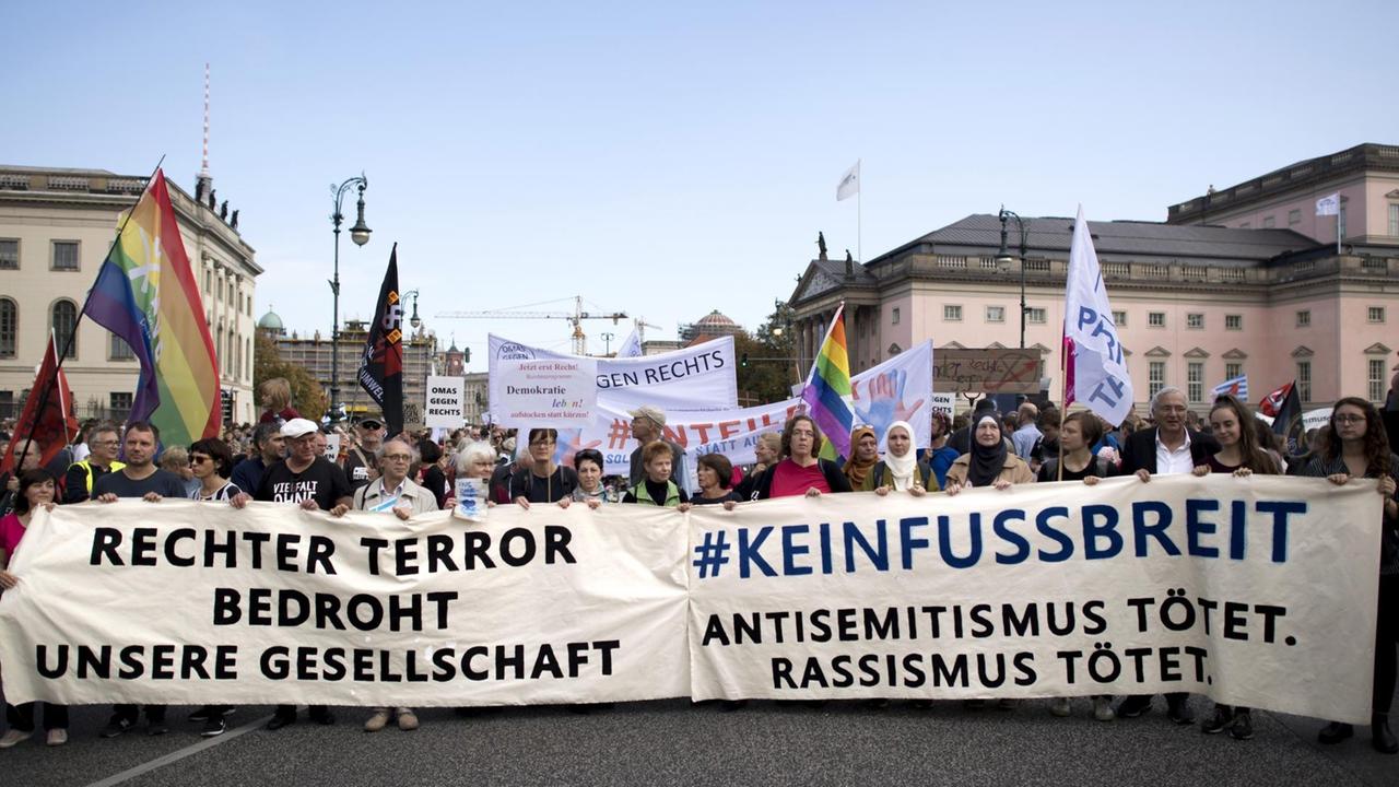 Teilnehmer der #unteilbar-Demo in Berlin am 13.10.2019 protestieren gegen Rassismus und Antisemitismus. Auf den Transparenten ist zu lesen: "Rechter Terror bedroht unsere Gesellschaft. Antisemitismus tötet. Rassismus tötet." Teilnehmer der #unteilbar-Demo in Berlin am 13.10.2019 protestieren gegen Rassismus und Antisemitismus. Auf den Transparenten ist zu lesen: "Rechter Terror bedroht unsere Gesellschaft. Antisemitismus tötet. Rassismus tötet."