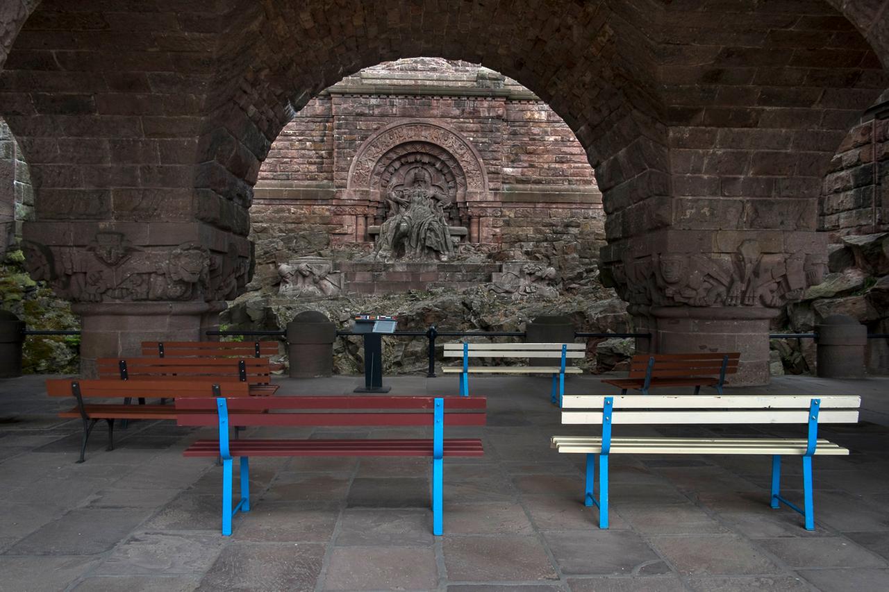 Kaiser Barbarossa muss am Kyffhäuser-Denkmal unten sitzen, zu Füßen von Kaiser Wilhelm I. Kaiser Barbarossa muss am Kyffhäuser-Denkmal unten sitzen, zu Füßen von Kaiser Wilhelm I.