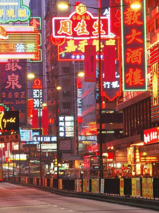 Bunte Neonlichter erhellen am Abend das Stadtviertel Kowloon in Hongkong, undatierte Aufnahme