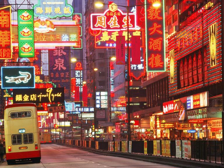 Bunte Neonlichter erhellen am Abend das Stadtviertel Kowloon in Hongkong, undatierte Aufnahme