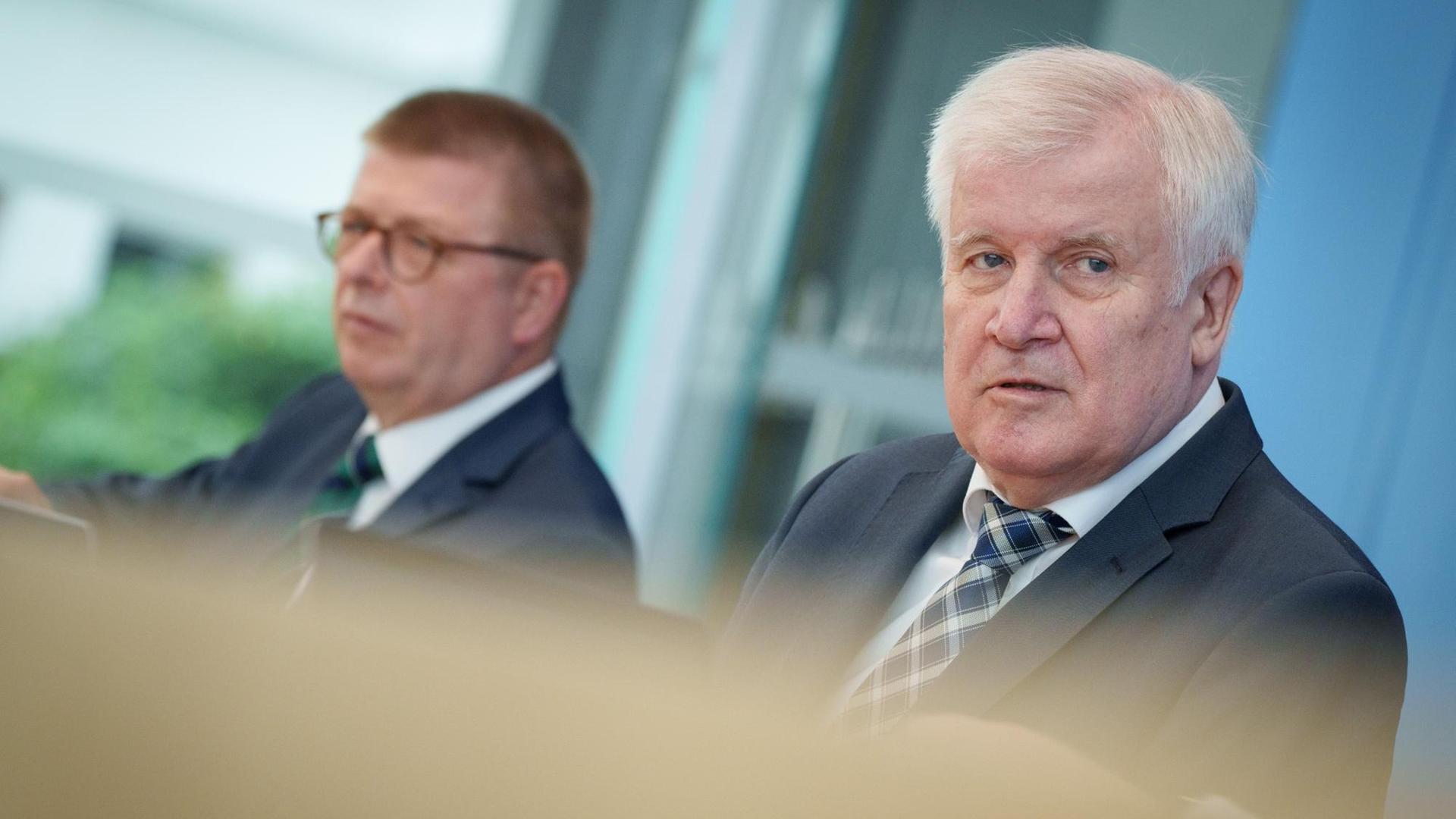 Horst Seehofer, Bundesminister des Innern, für Bau und Heimat, und Thomas Haldenwang, Präsident des Bundesamtes für Verfassungsschutz (BfV), stellen in der Bundespressekonferenz den Verfassungsschutzbericht 2020 vor. Horst Seehofer, Bundesminister des Innern, für Bau und Heimat, und Thomas Haldenwang, Präsident des Bundesamtes für Verfassungsschutz (BfV), stellen in der Bundespressekonferenz den Verfassungsschutzbericht 2020 vor.