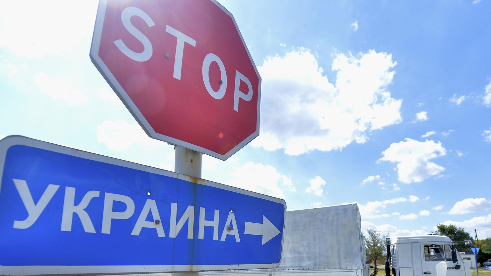 Russlands Hilfskonvoi fährt ohne Genehmigung in die Ukraine. Russlands Hilfskonvoi fährt ohne Genehmigung in die Ukraine.