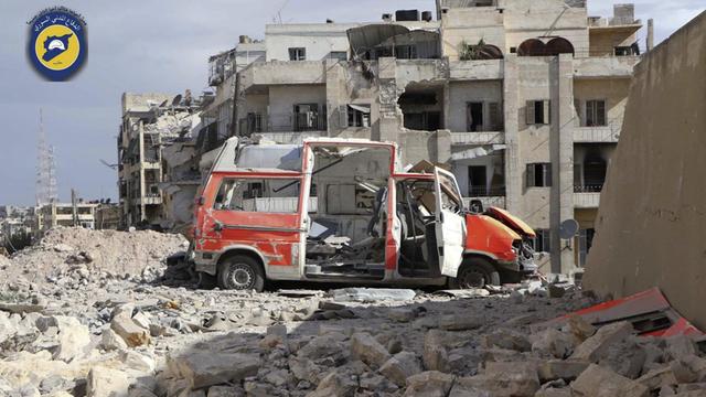 Zerstörter Krankenwagen vor dem Hauptzentrum des Syrischen Zivilschutzes in Aleppo.