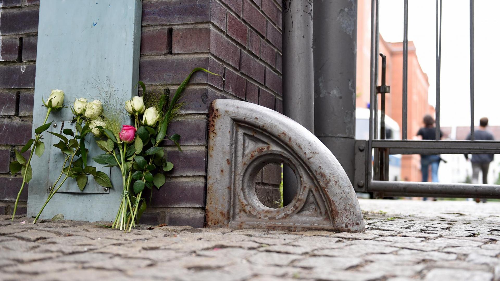 Rosen sind am 15.07.2016 vor dem Gelände der Paula-Fürst-Gemeinschaftsschule in Berlin abgelegt worden. Bei dem Terroranschlag in Nizza wurden zwei Schülerinnen und eine Lehrerin der Einrichtung getötet.