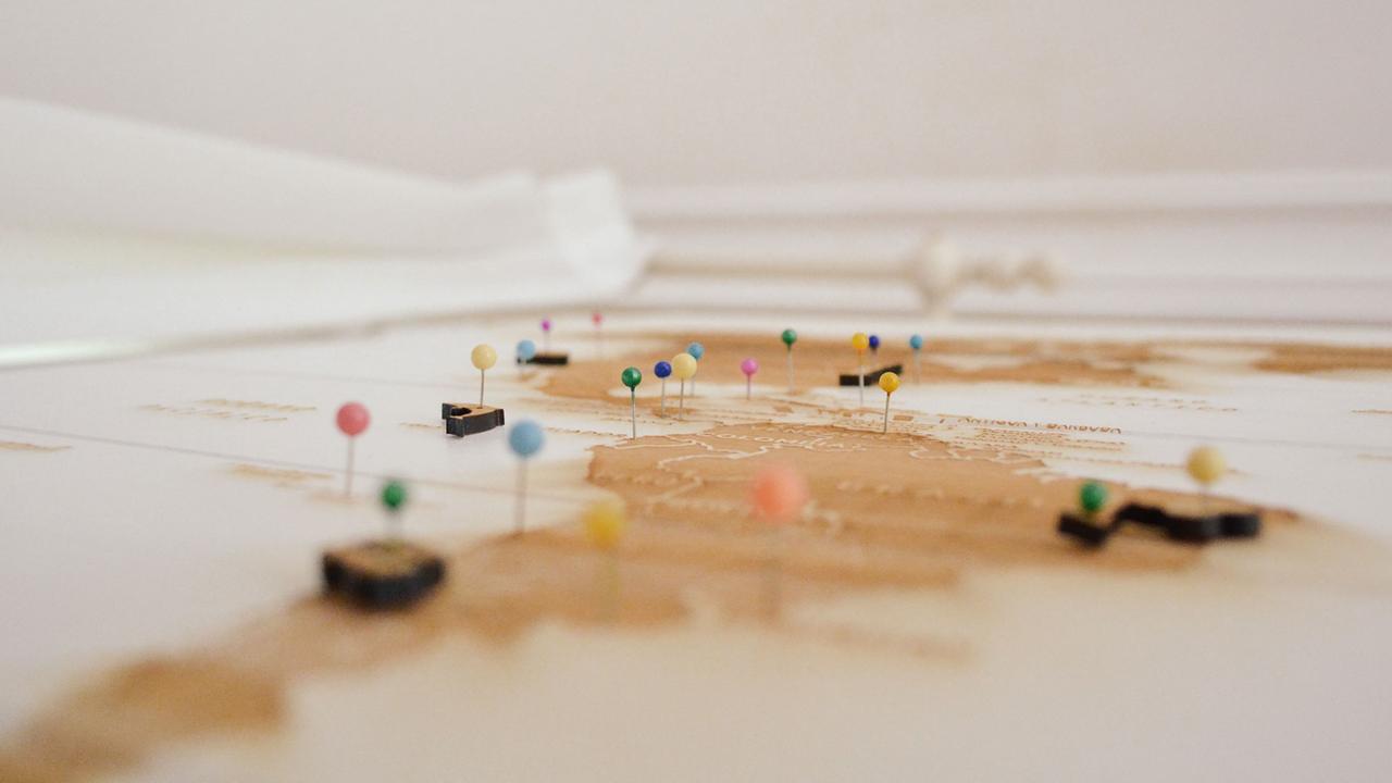 Eine Landkarte mit Pins. Eine Landkarte mit Pins.