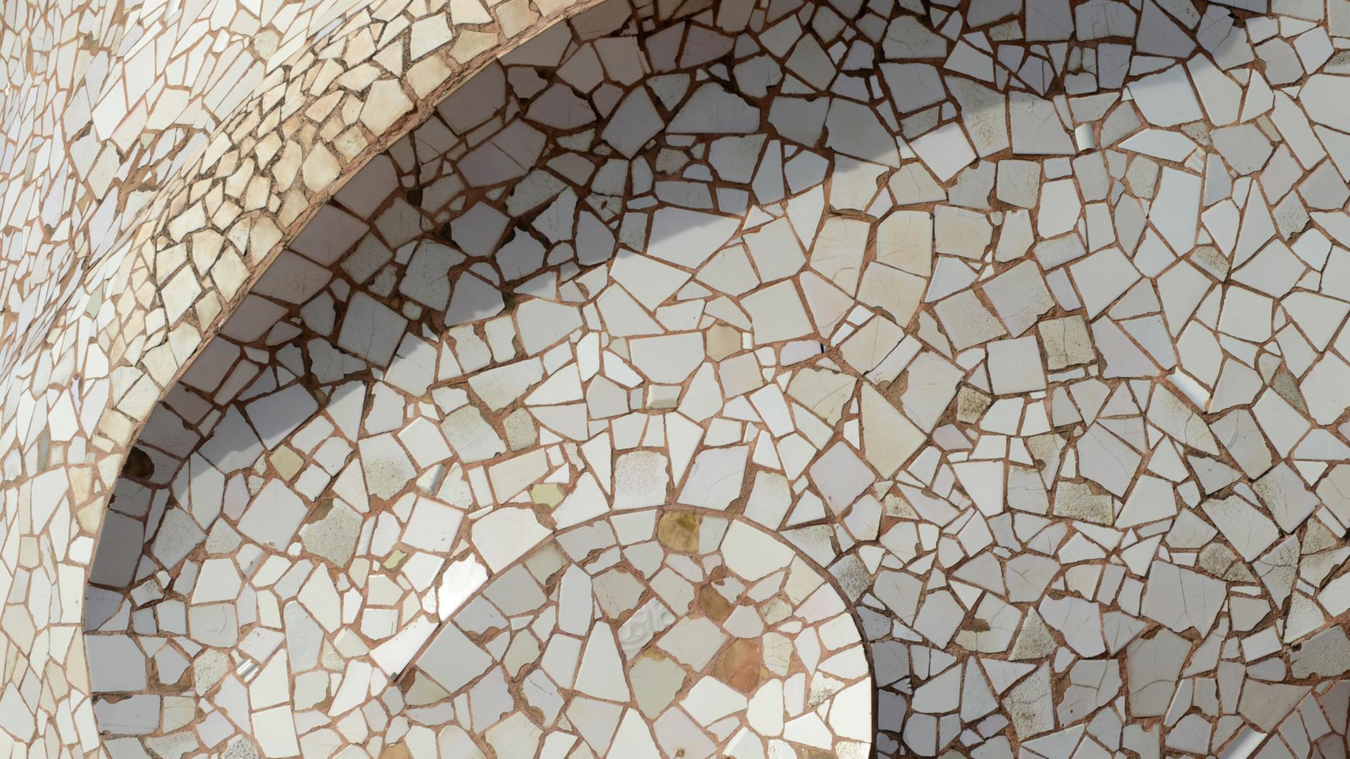 Detail einer Skulptur auf dem Dach des Casa Mila am 29.01.2013 in Barcelona in Spanien. Die fantastisch-skurile Dachlandschaft entwarf Antonio Gaudi 1906 bis 1910 auf einem Eckhaus. Detail einer Skulptur auf dem Dach des Casa Mila am 29.01.2013 in Barcelona in Spanien. Die fantastisch-skurile Dachlandschaft entwarf Antonio Gaudi 1906 bis 1910 auf einem Eckhaus.
