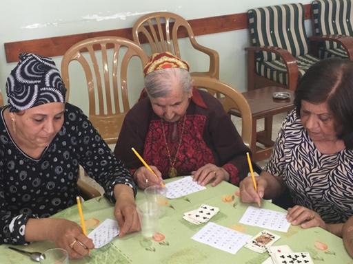 Senioren beim Gesellschaftsspiel im Sankt-Nicholas-Altenheim in Beit Jala