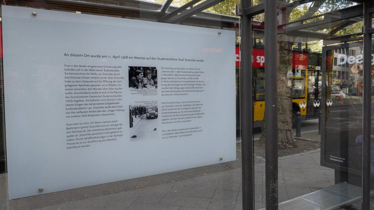 An der Rückseite einer Bushaltestelle ist eine Infotafel über Rudi Dutschke angebracht. An der Rückseite einer Bushaltestelle ist eine Infotafel über Rudi Dutschke angebracht.