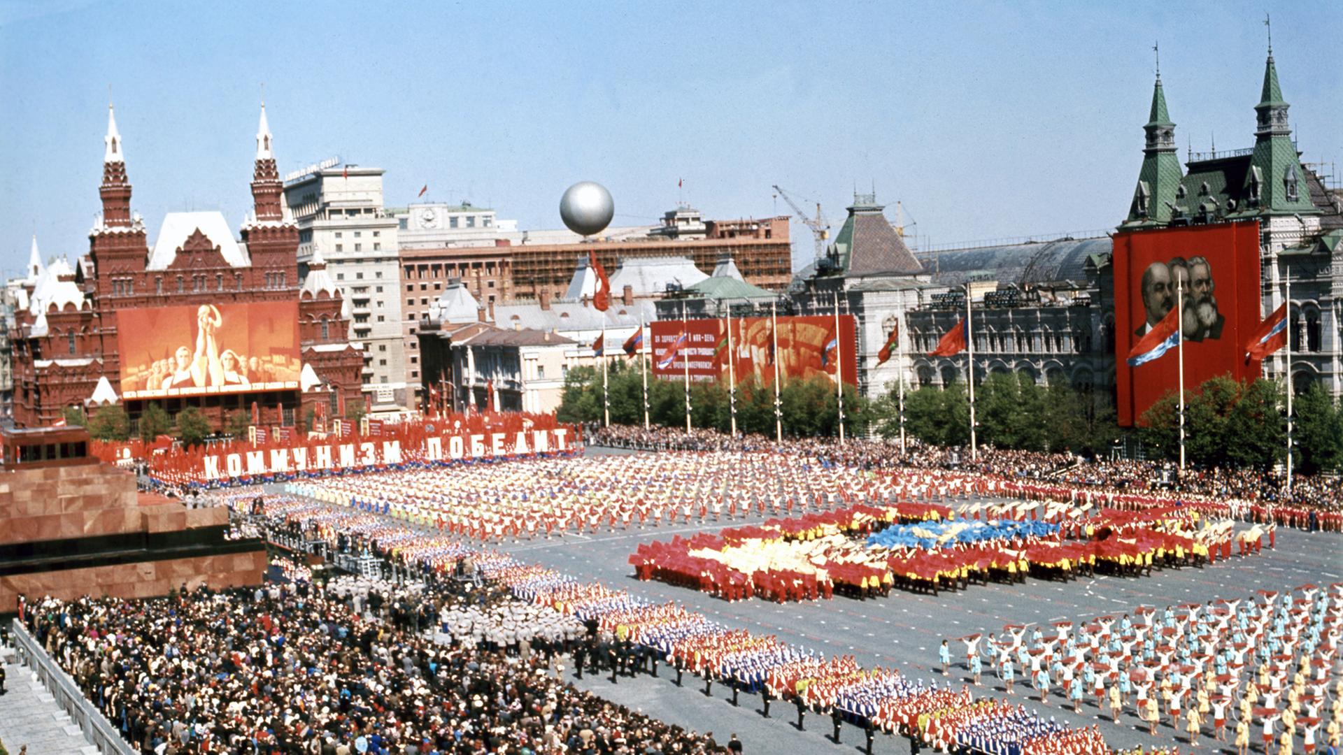 Parade der Werktätigen auf dem Roten Platz in Moskau am 01.05.1975. Im Hintergrund links das Staatliche Historische Museum und davor das Lenin Mausoleum. Parade der Werktätigen auf dem Roten Platz in Moskau am 01.05.1975. Im Hintergrund links das Staatliche Historische Museum und davor das Lenin Mausoleum.