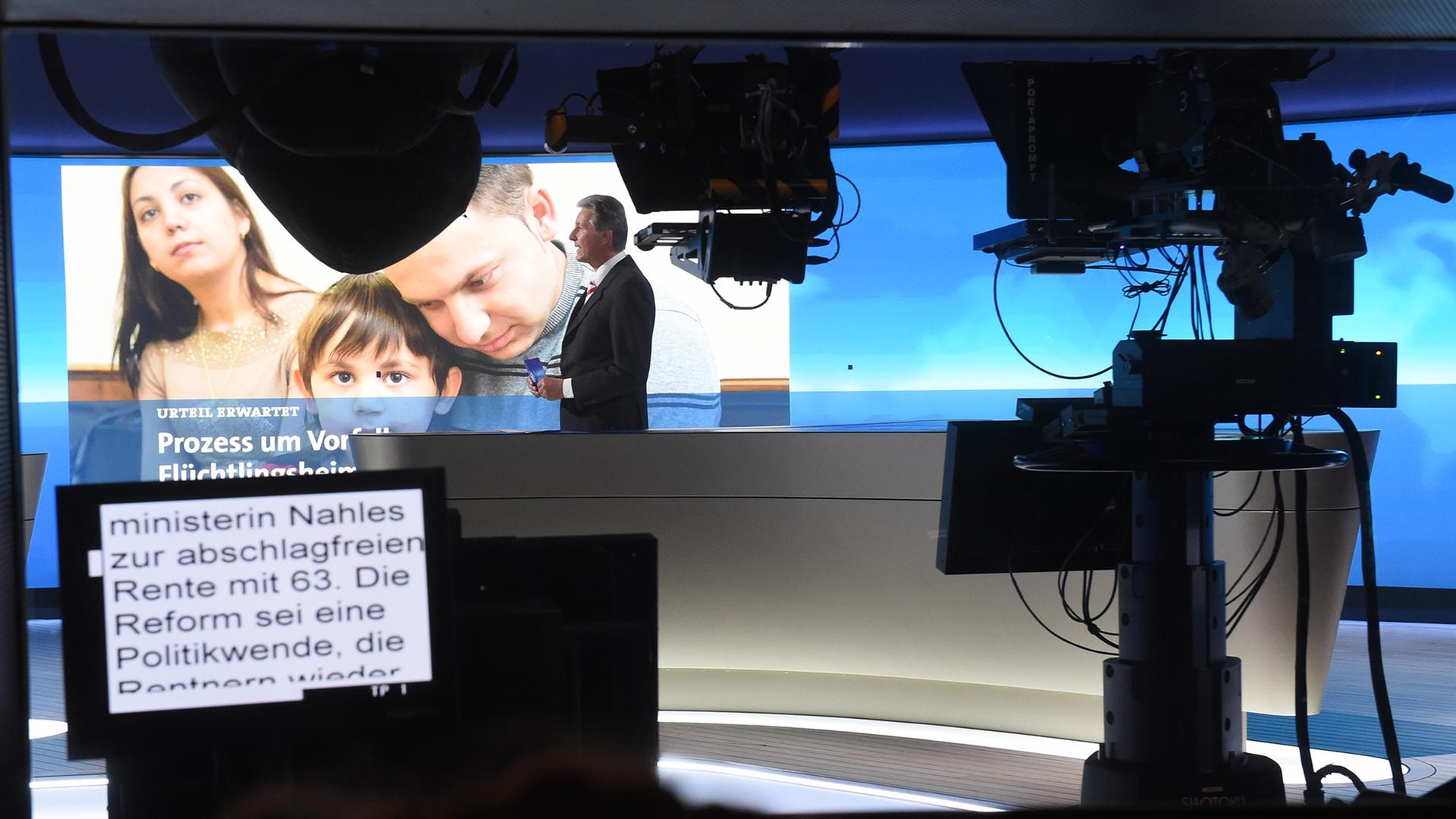 Nachrichtensprecher Claus-Erich Boetzkes spricht im neuen "Tagesschau"-Studio beim NDR in Hamburg die "Tagesschau" um 16 Uhr. Nachrichtensprecher Claus-Erich Boetzkes spricht im neuen "Tagesschau"-Studio beim NDR in Hamburg die "Tagesschau" um 16 Uhr.