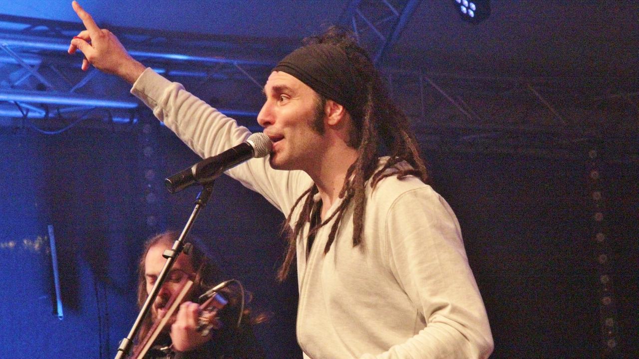 Frontmann von Locomondo: Sänger und Gitarrist Markos Koumaris. Frontmann von Locomondo: Sänger und Gitarrist Markos Koumaris.