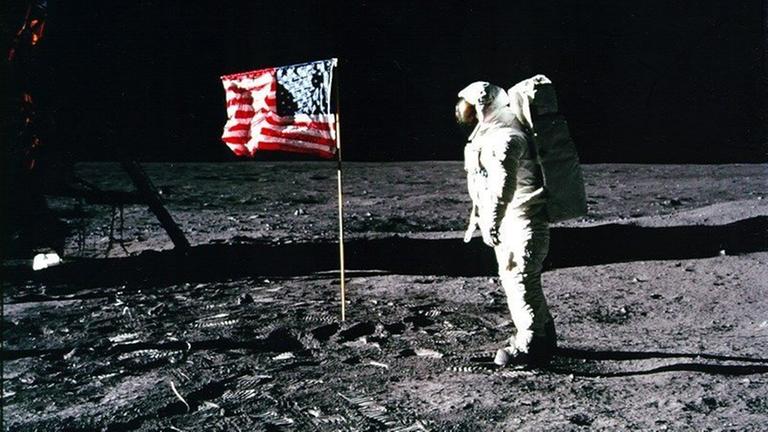 Ein NASA-Handout-Foto vom 20. Juli 1969 zeigt den Apollo-11-Astronauten Edwin 'Buzz' Aldrin, der auf der Mondoberfläche neben US-Flagge steht. Ein NASA-Handout-Foto vom 20. Juli 1969 zeigt den Apollo-11-Astronauten Edwin 'Buzz' Aldrin, der auf der Mondoberfläche neben US-Flagge steht.