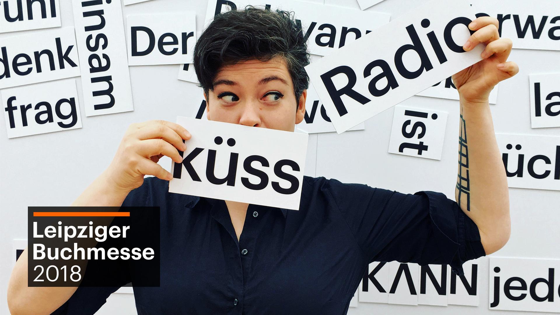 Nora Gomringer knutscht auf der Leipziger Buchmesse das Radio.