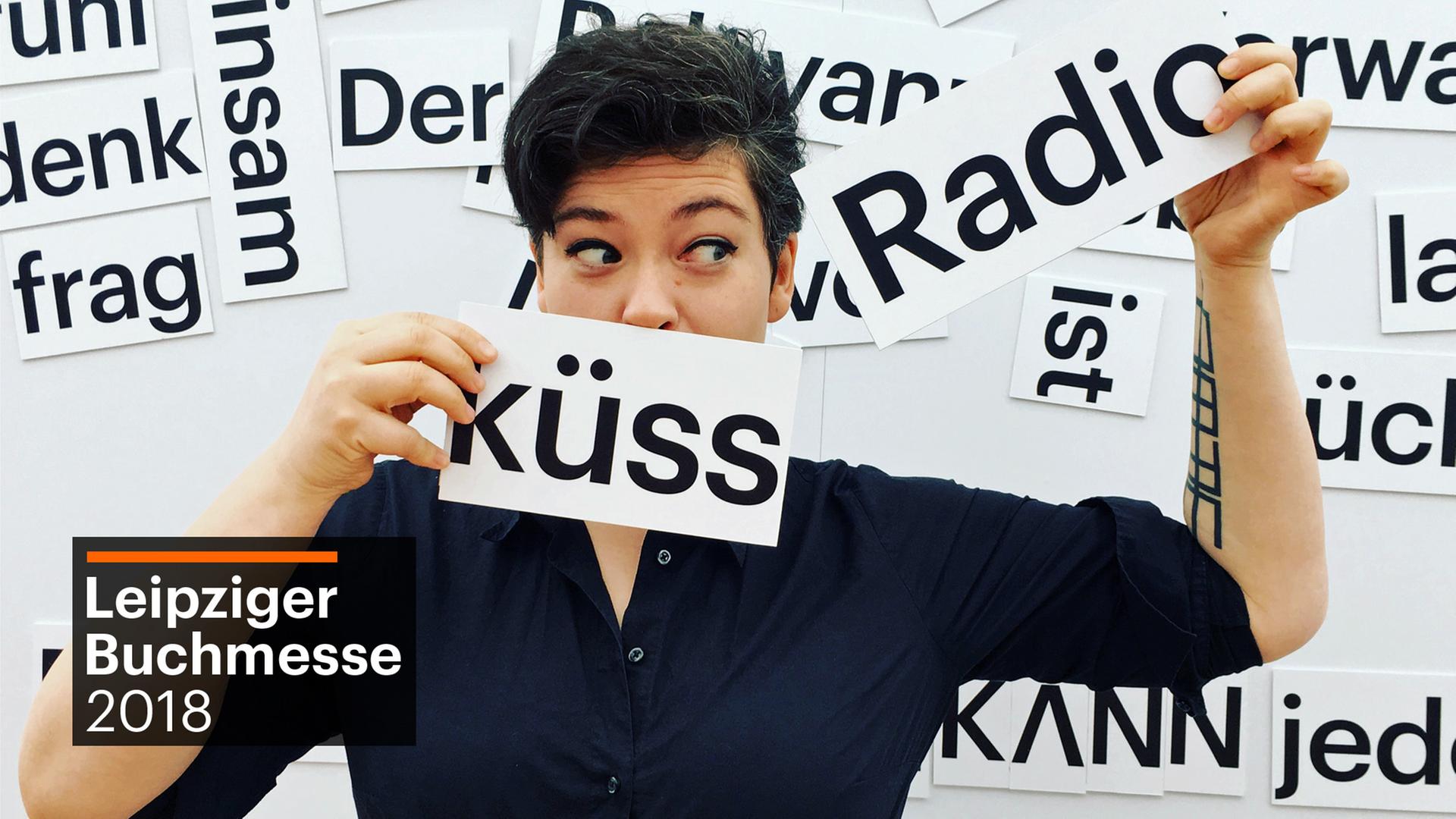 Nora Gomringer knutscht auf der Leipziger Buchmesse das Radio. Nora Gomringer knutscht auf der Leipziger Buchmesse das Radio.