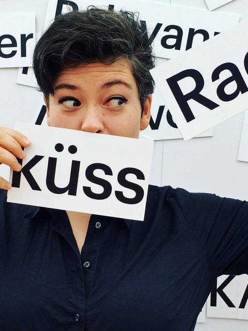 Nora Gomringer knutscht auf der Leipziger Buchmesse das Radio.