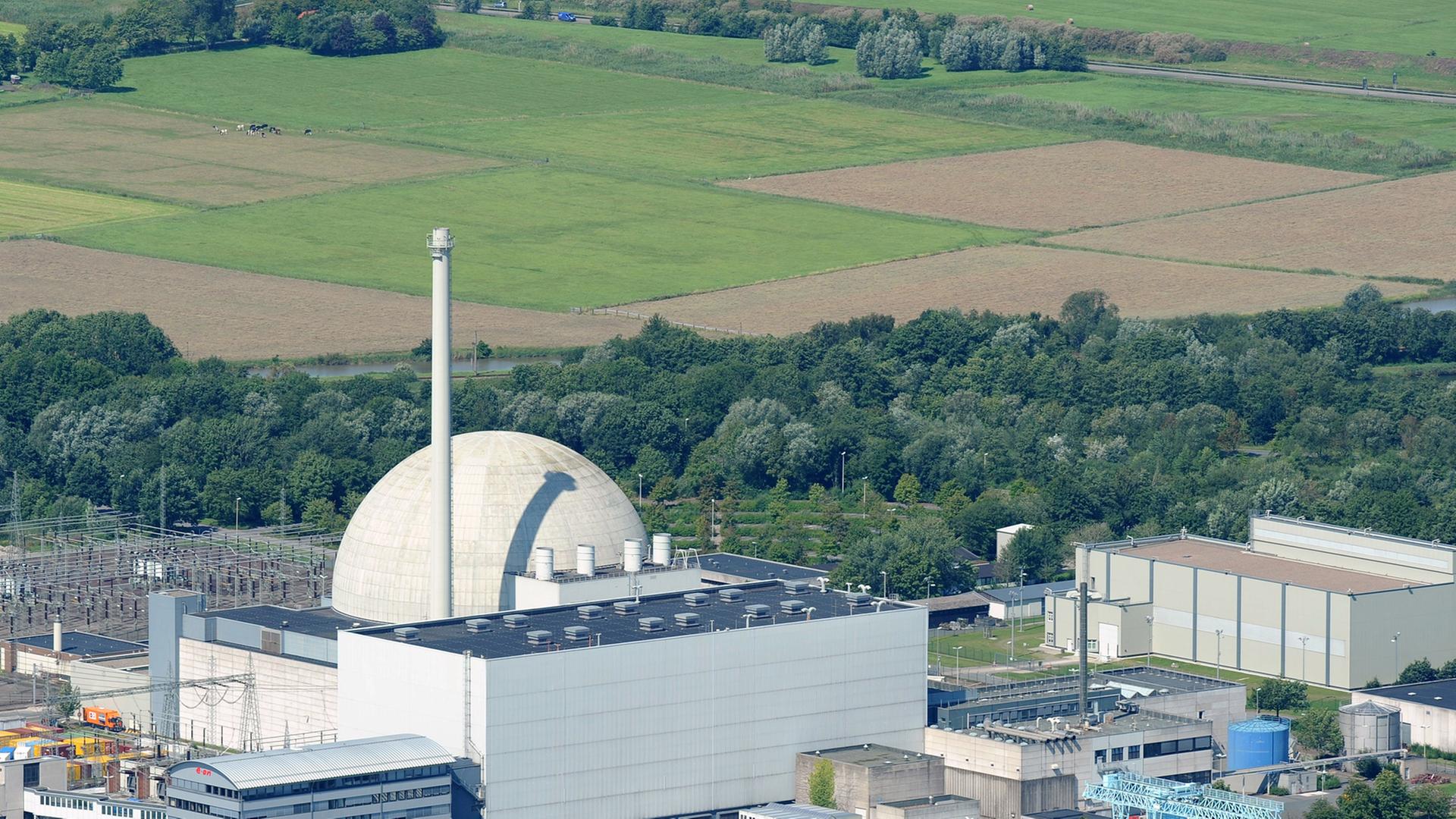 Die Luftaufnahme vom 14.08.2012 zeigt das bereits vom Netz genommene 1300-MW-Kernkraftwerk Unterweser bei Esensham (Kreis Wesermarsch).