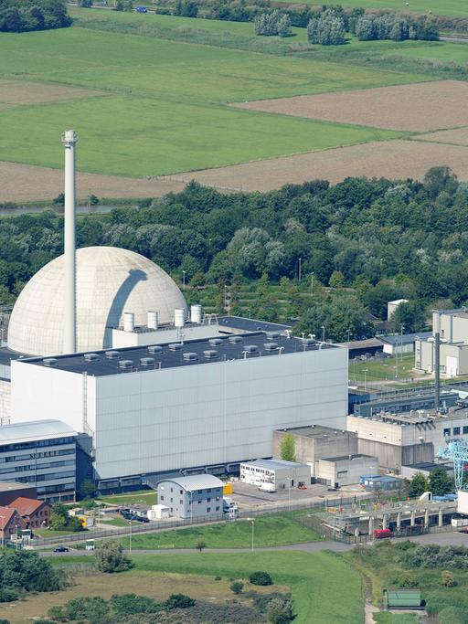 Die Luftaufnahme vom 14.08.2012 zeigt das bereits vom Netz genommene 1300-MW-Kernkraftwerk Unterweser bei Esensham (Kreis Wesermarsch).