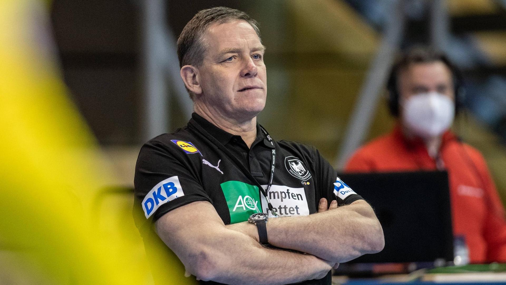 Handball-Bundes-Trainer Alfred Gislason steht in einer Sport-Halle. Er schaut aufmerksam. Handball-Bundes-Trainer Alfred Gislason steht in einer Sport-Halle. Er schaut aufmerksam.
