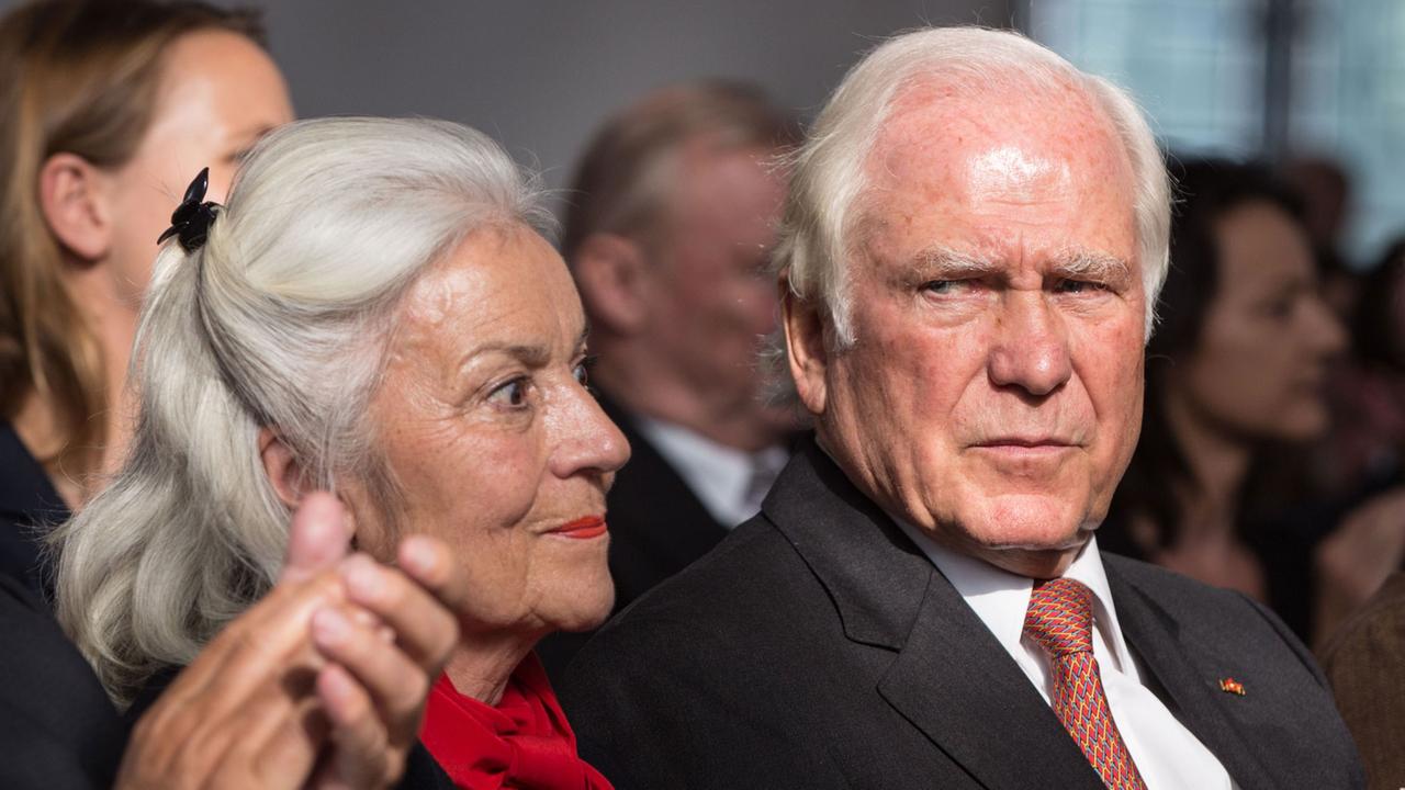 Die Förderer der Frankfurter Goethe-Universität, Karin (l) und Carlo Giersch (r) sitzen am 18.10.2014 in der Paulskirche in Frankfurt am Main (Hessen) beim Festakt zum 100-jährigen Bestehen der Universität in der ersten Reihe. Die Förderer der Frankfurter Goethe-Universität, Karin (l) und Carlo Giersch (r) sitzen am 18.10.2014 in der Paulskirche in Frankfurt am Main (Hessen) beim Festakt zum 100-jährigen Bestehen der Universität in der ersten Reihe.