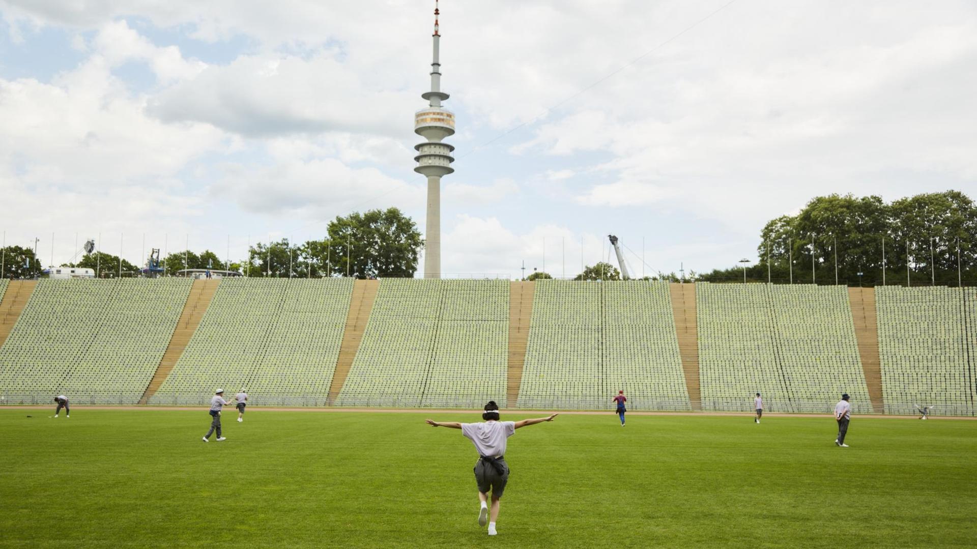 Performer im Münchner Olympiastadion bei der Abschiedsgala für Matthias Lilienthal, im Hintergrund der Olympiaturm. Performer im Münchner Olympiastadion bei der Abschiedsgala für Matthias Lilienthal, im Hintergrund der Olympiaturm.