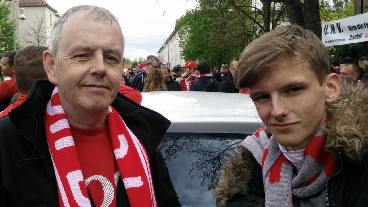 John und Jonathan Richter mit Fan-Schals John und Jonathan Richter mit Fan-Schals