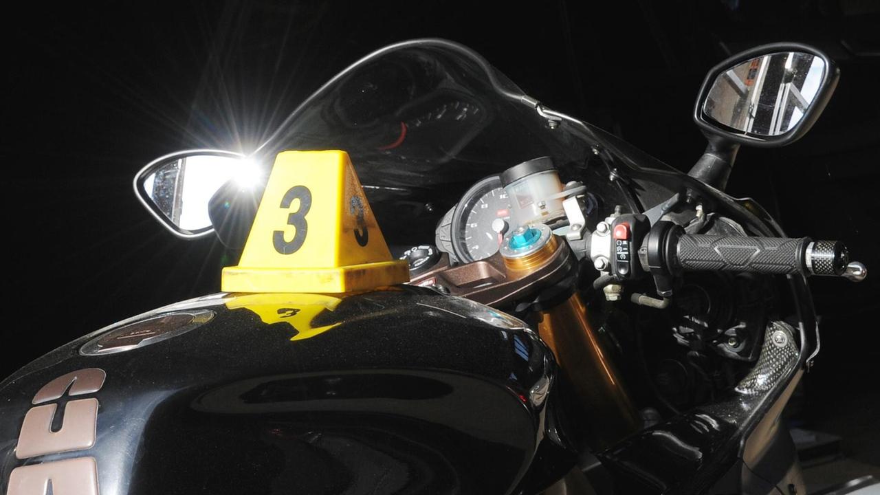 Ein gestohlenes Motorrad steht am 13.08.2013 in Dannenwalde (Brandenburg) in einer Lagerhalle. Die Polizei durchsuchte im Rahmen der Ermittlung gegen eine deutsche Autoschieberbande 27 Objekte in mehreren Bundesländern.