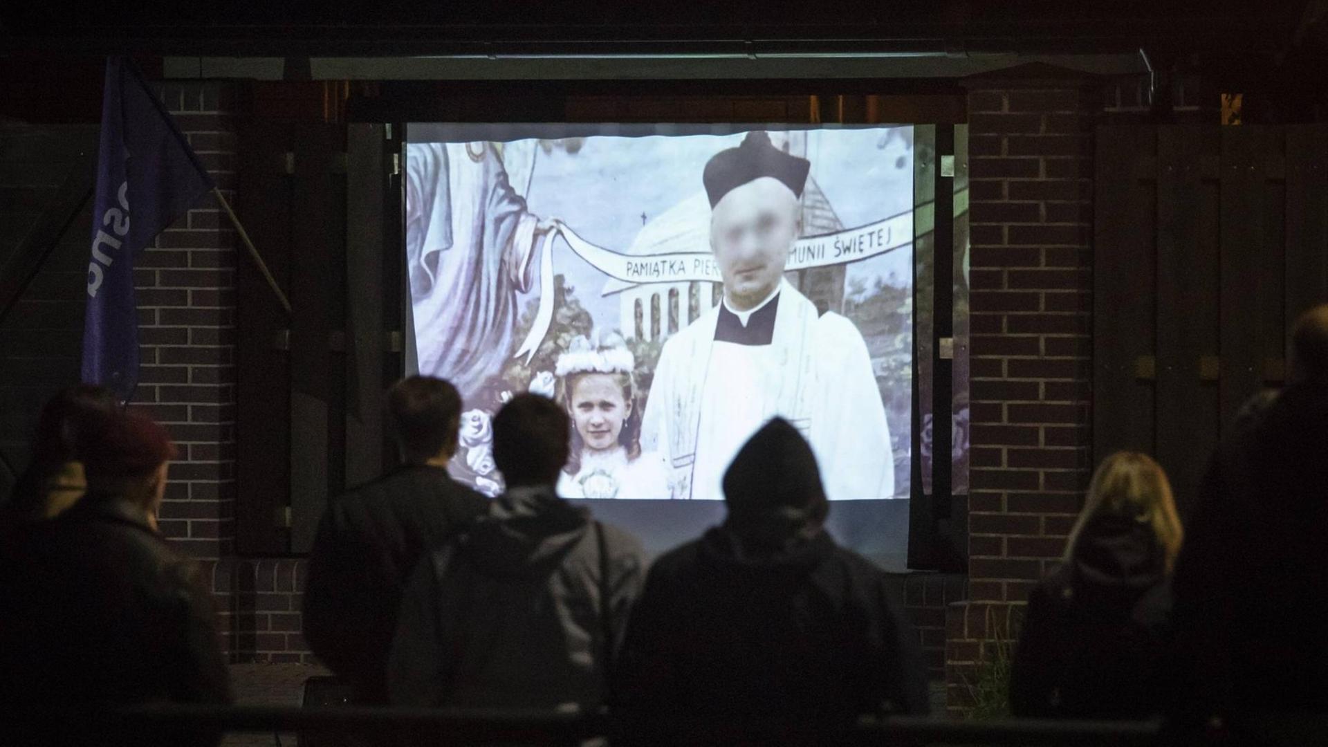 Polnische "Frühlings"-Aktivisten zeigen den Film "Sag es niemandem" auf der Fassade des Hauses von Erzbischof Slawoj Leszek Glodz in Danzig Polnische "Frühlings"-Aktivisten zeigen den Film "Sag es niemandem" auf der Fassade des Hauses von Erzbischof Slawoj Leszek Glodz in Danzig