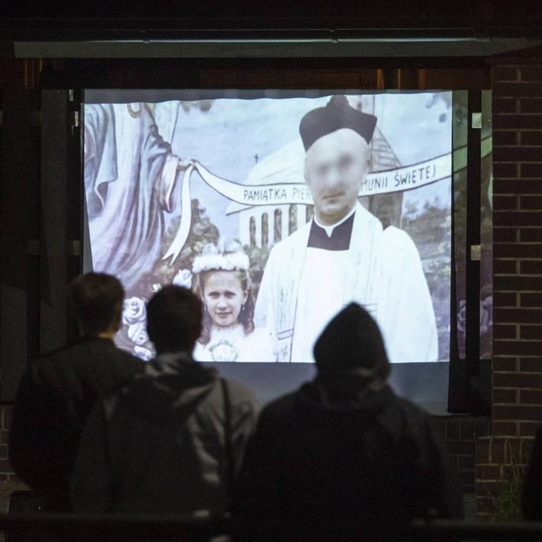 Polnische "Frühlings"-Aktivisten zeigen den Film "Sag es niemandem" auf der Fassade des Hauses von Erzbischof Slawoj Leszek Glodz in Danzig