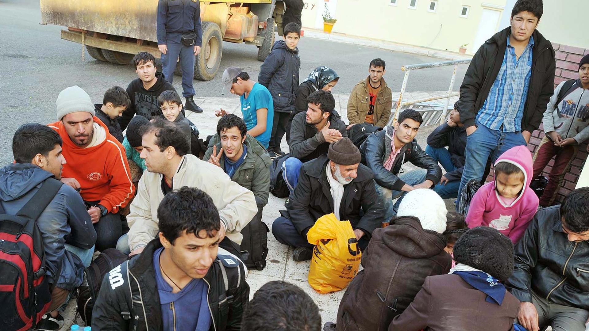 Flüchtlinge aus Syrien und Afghanistan bei ihrer Ankunft in der griechischen Hafenstadt Pylos. Flüchtlinge aus Syrien und Afghanistan bei ihrer Ankunft in der griechischen Hafenstadt Pylos.