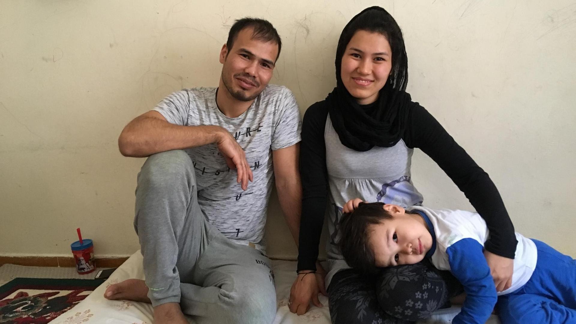 Reza, Soraya und Mohammad (v.l.n.r.) aus Afghanistan in ihrer vom UNHCR zur Verfügung gestellten Wohnung in Athen auf dem Boden sitzend. Mohammad´s Kopf liegt auf den Knien der Mutter. Reza, Soraya und Mohammad (v.l.n.r.) aus Afghanistan in ihrer vom UNHCR zur Verfügung gestellten Wohnung in Athen auf dem Boden sitzend. Mohammad´s Kopf liegt auf den Knien der Mutter.