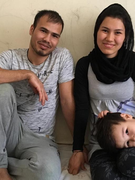 Reza, Soraya und Mohammad (v.l.n.r.) aus Afghanistan in ihrer vom UNHCR zur Verfügung gestellten Wohnung in Athen auf dem Boden sitzend. Mohammad´s Kopf liegt auf den Knien der Mutter.