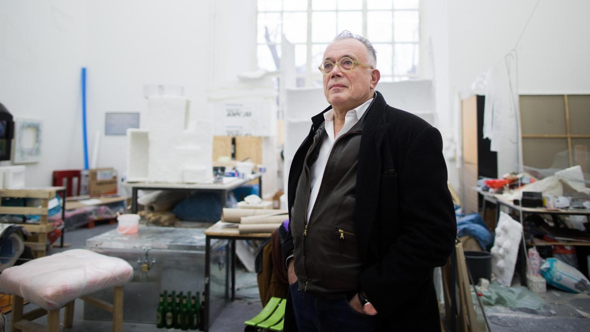 Johannes Stüttgen, einstiger Schüler von Beuys, steht am 07.01.2016 in der Kunstakademie in Düsseldorf (Nordrhein-Westfalen) in einem ehemaligen Atelierraum von Beuys.