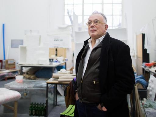 Johannes Stüttgen, einstiger Schüler von Beuys, steht am 07.01.2016 in der Kunstakademie in Düsseldorf (Nordrhein-Westfalen) in einem ehemaligen Atelierraum von Beuys.