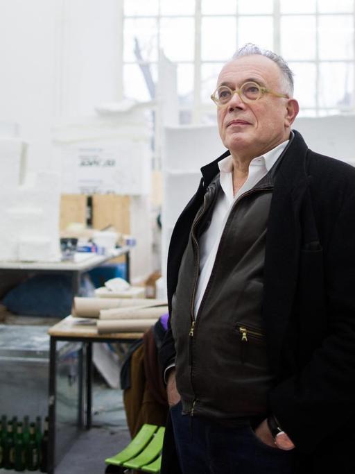 Johannes Stüttgen, einstiger Schüler von Beuys, steht am 07.01.2016 in der Kunstakademie in Düsseldorf (Nordrhein-Westfalen) in einem ehemaligen Atelierraum von Beuys.