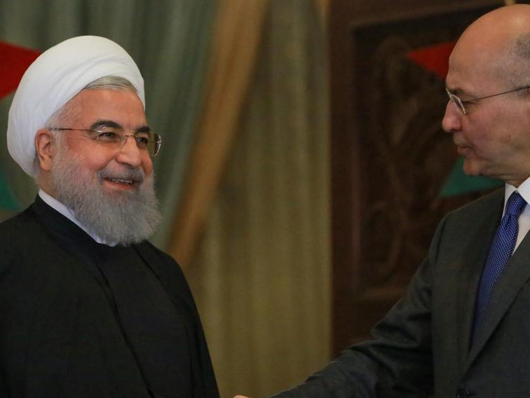 Hassan Ruhani (l), Präsident des Iran, auf einer Pressekonferenz mit Barham Salih (r), Präsident des Irak im MÄrz 2019. Es ist der erste Besuch Ruhanis in Irak als Präsident.