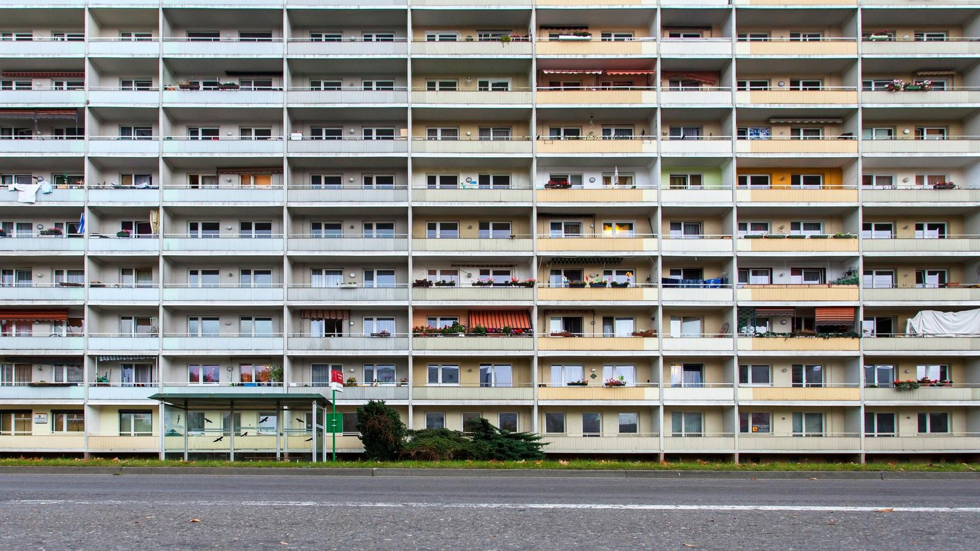 Ein Wohnblock im Plattenbaustil aus Zeiten der DDR ist in der Neustadt von Hoyerswerda in Sachsen zu sehen. Ein Wohnblock im Plattenbaustil aus Zeiten der DDR ist in der Neustadt von Hoyerswerda in Sachsen zu sehen.